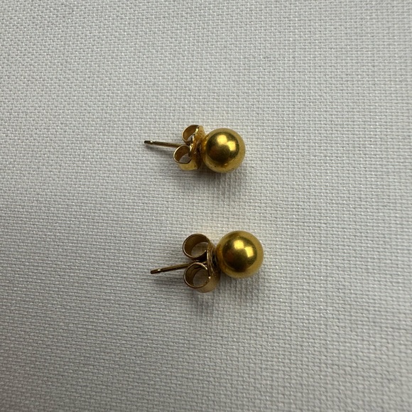 Faux gold large circle pendant long necklace and gold stud earrings. - Picture 4 of 4